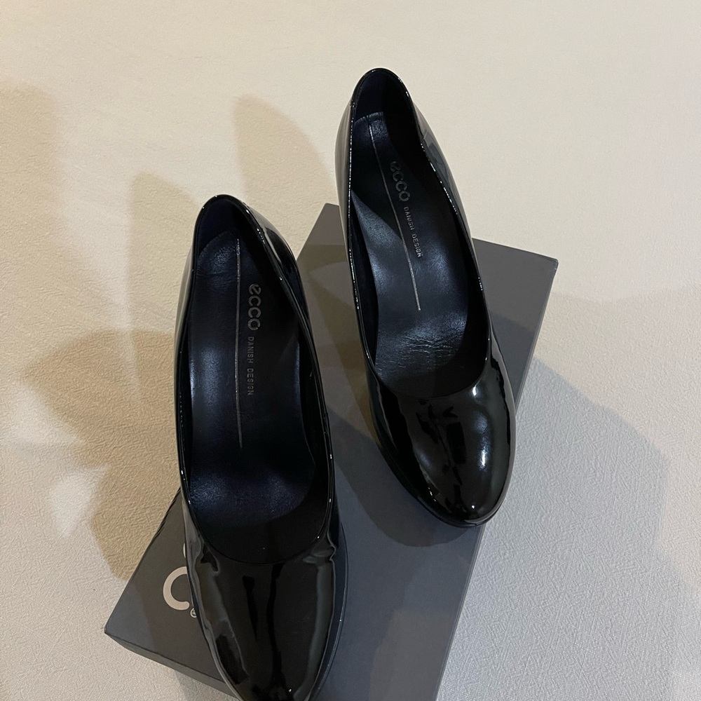 Ecco Black Heels Sleek Leather Design